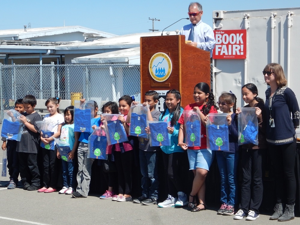 Students receive prizes